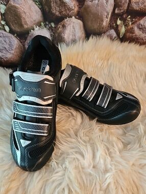 New In Box Men's Black and Silver Velcro Bicycle Shoes Mens 6/Womens 7